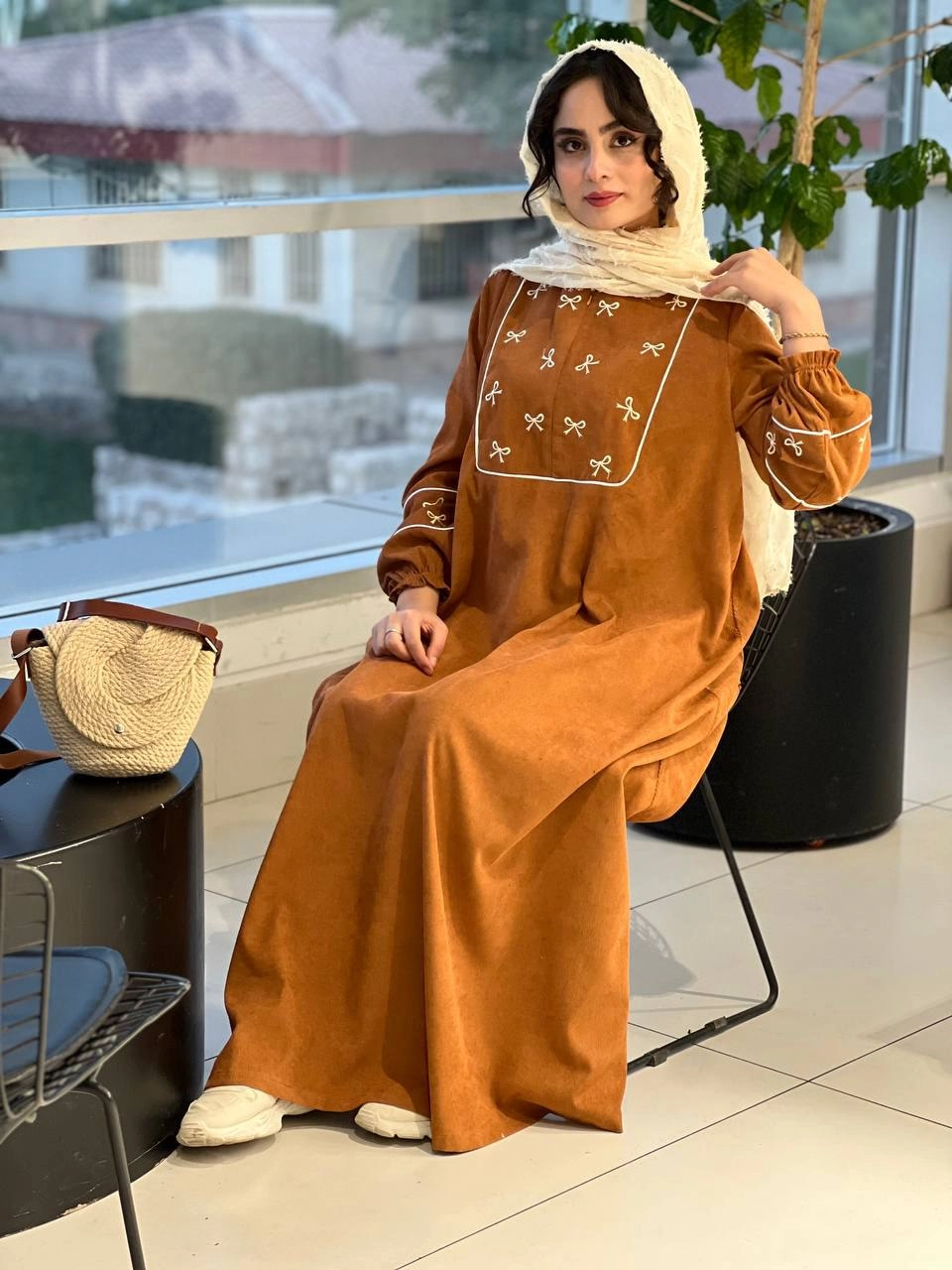 مانتوعبایی بلند پاییزه زنانه مدل پاپیون جنس مخمل کبریتی ریزگلدوزی ابریشم