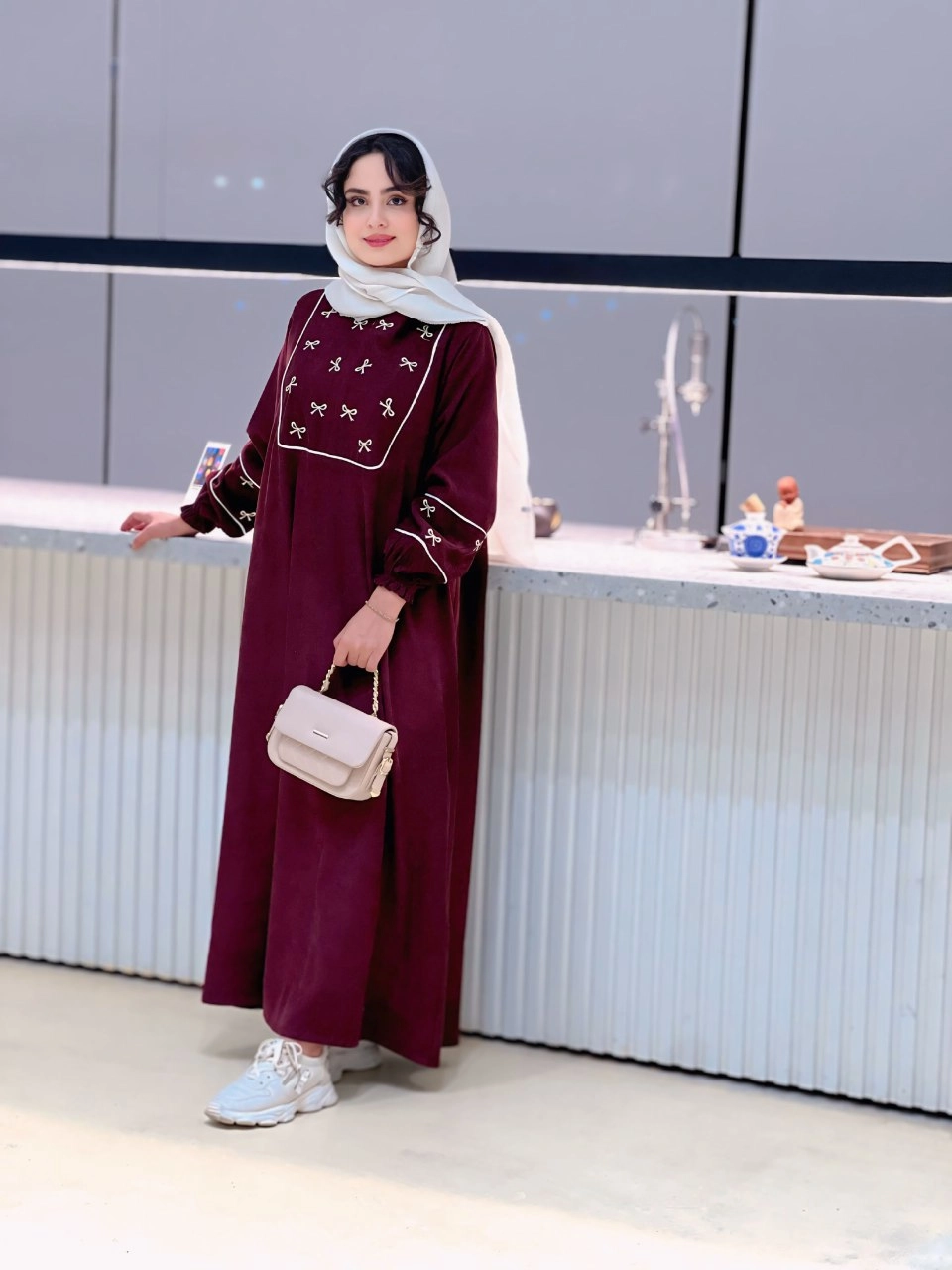 مانتوعبایی بلند پاییزه زنانه مدل پاپیون جنس مخمل کبریتی ریزگلدوزی ابریشم