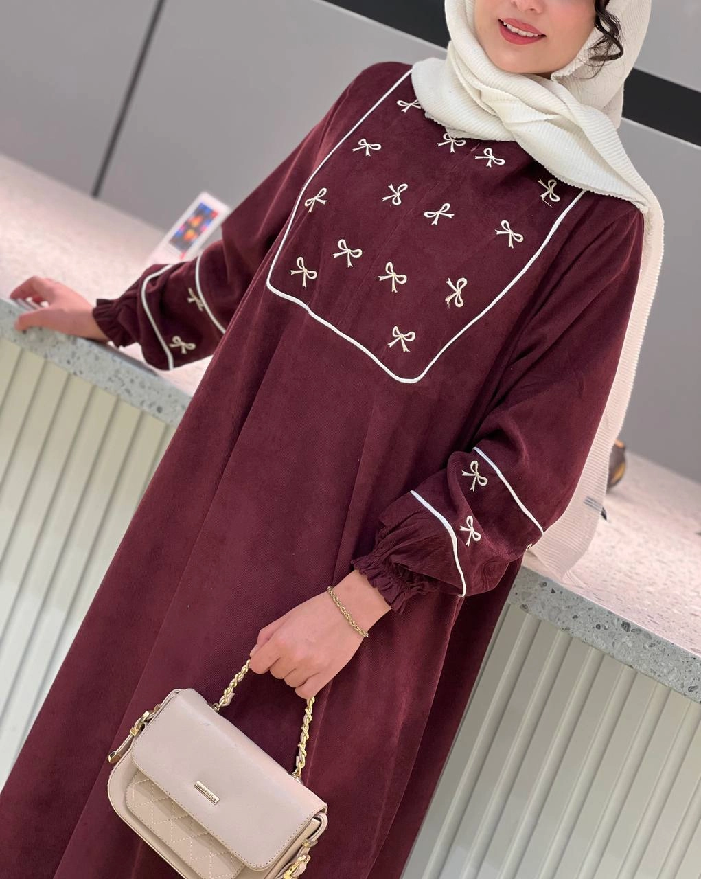 مانتوعبایی بلند پاییزه زنانه مدل پاپیون جنس مخمل کبریتی ریزگلدوزی ابریشم